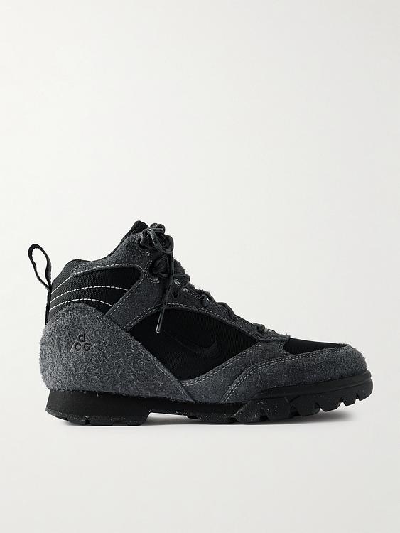 Black sneakers from Nike