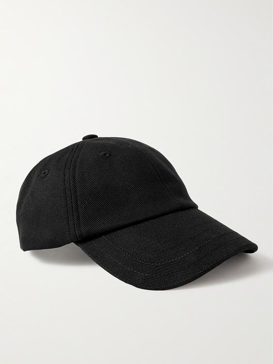 Black cap from Jacquemus